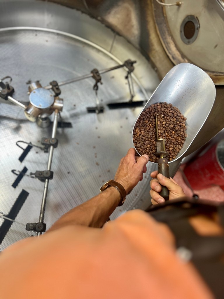 Le café fraîchement torréfié offre des arômes intenses, une fraîcheur inégalée, des antioxydants préservés, des options personnalisables et soutient les torréfacteurs locaux.